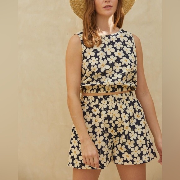 By Together Find Me Floral Set Tank & Shorts Size Large NWT - Picture 3 of 16